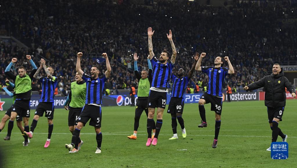 他在短传牵 他在短传牵